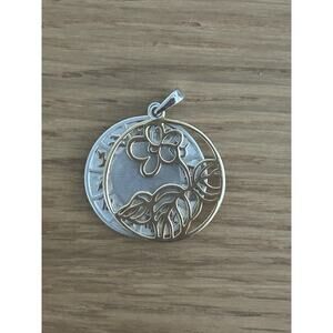 Ross-Simons 925 Silver Shiny Round Floral Outline Zodiac Pendant (Capricorn)